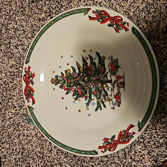 Christmas in the park dinner plate Christmas tree in the middle green rime - Picture 1 of 8